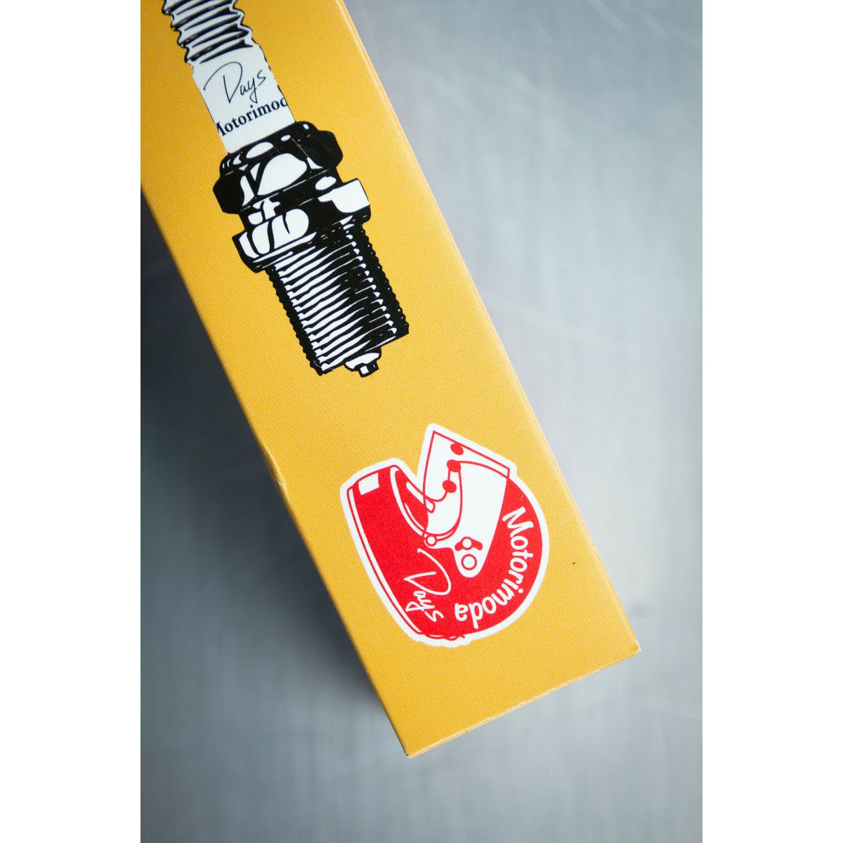 白いTシャツと黒いバイク｜スパークプラグ型LEDライト Motorimoda Days 2024仕様｜キーホルダー