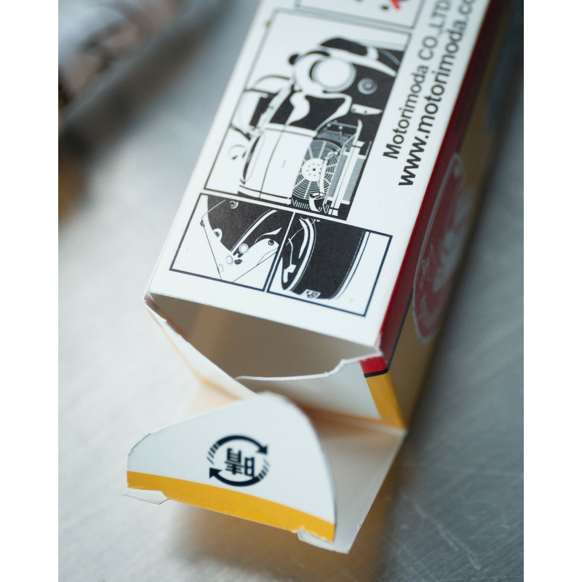 白いTシャツと黒いバイク｜スパークプラグ型LEDライト Motorimoda Days 2024仕様｜キーホルダー