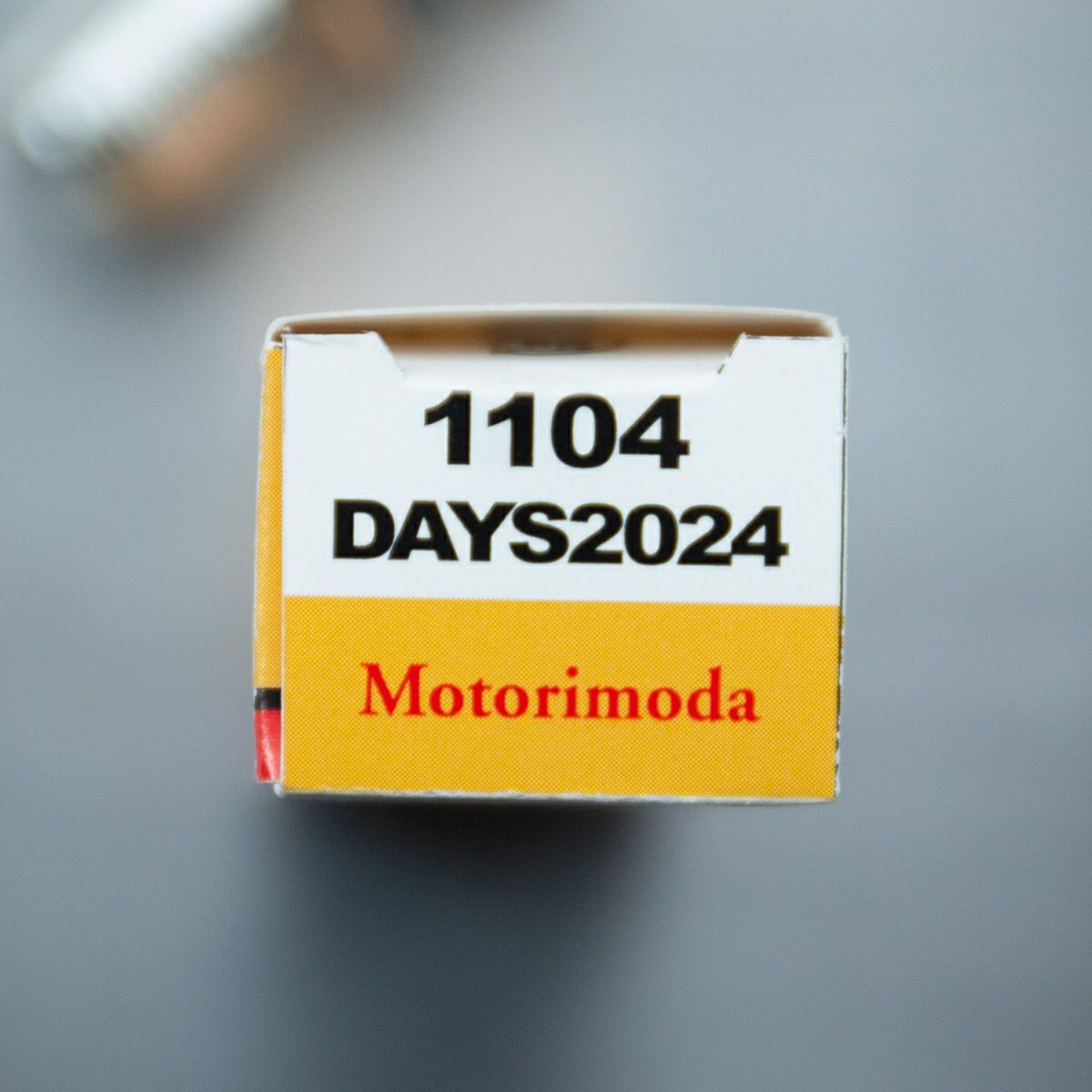 白いTシャツと黒いバイク｜スパークプラグ型LEDライト Motorimoda Days 2024仕様｜キーホルダー