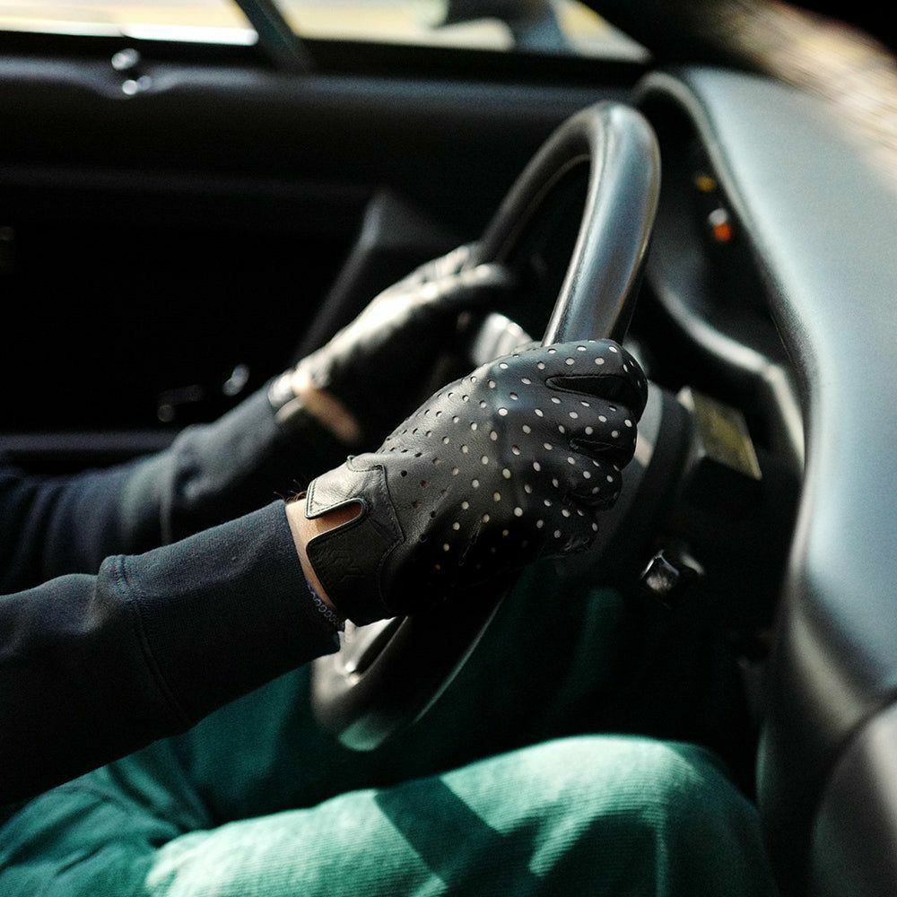 AUTODROMO｜パーフォレーテッド レザー ドライビング グローブ｜ロング｜ブラック｜モデル着用
