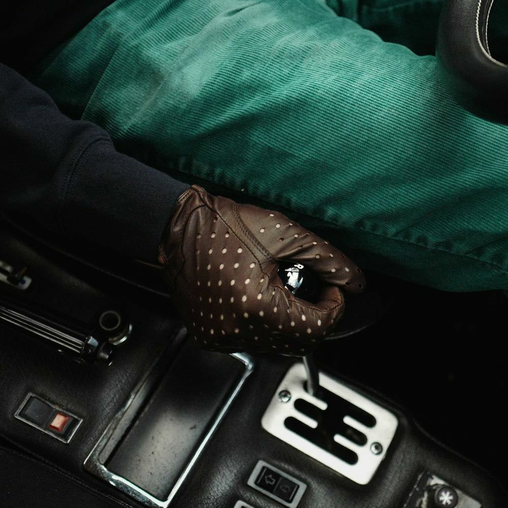 AUTODROMO｜パーフォレーテッド レザー ドライビング グローブ｜ロング｜チョコ｜モデル着用