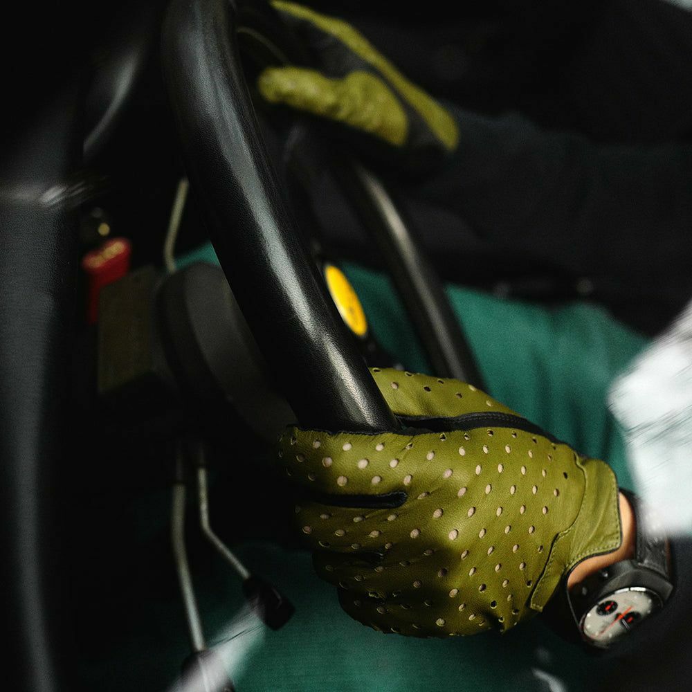 AUTODROMO｜パーフォレーテッド レザー ドライビング グローブ｜ロング｜オリーブ×ブラック｜モデル着用