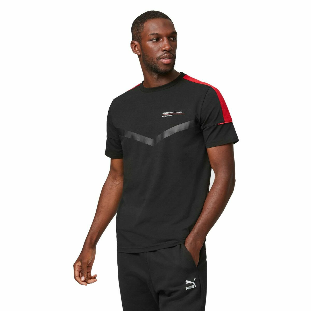 PORSCHE｜ポルシェ モータースポーツ FW スモール ロゴ Tシャツ｜ブラック×レッド｜モデル着用