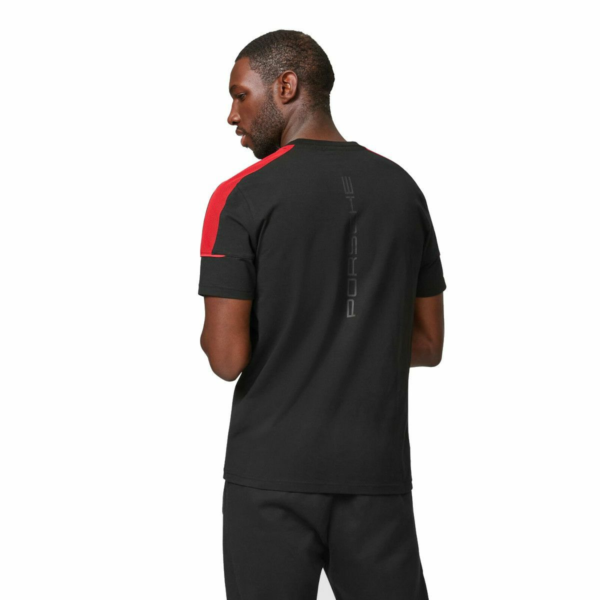 PORSCHE｜ポルシェ モータースポーツ FW スモール ロゴ Tシャツ｜ブラック×レッド｜モデル着用