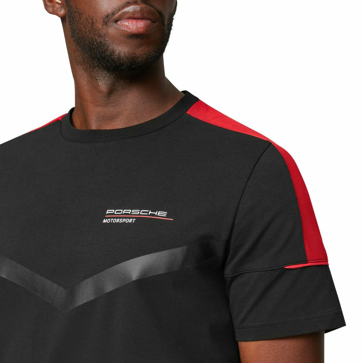 PORSCHE｜ポルシェ モータースポーツ FW スモール ロゴ Tシャツ｜ブラック×レッド｜モデル着用