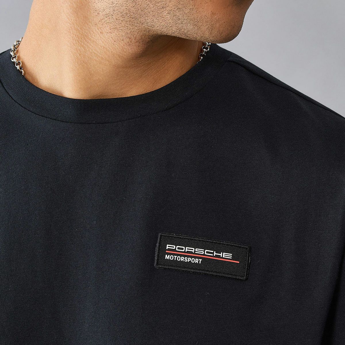 PORSCHE｜ポルシェ モータースポーツ FW ロゴ Tシャツ｜ブラック｜モデル着用
