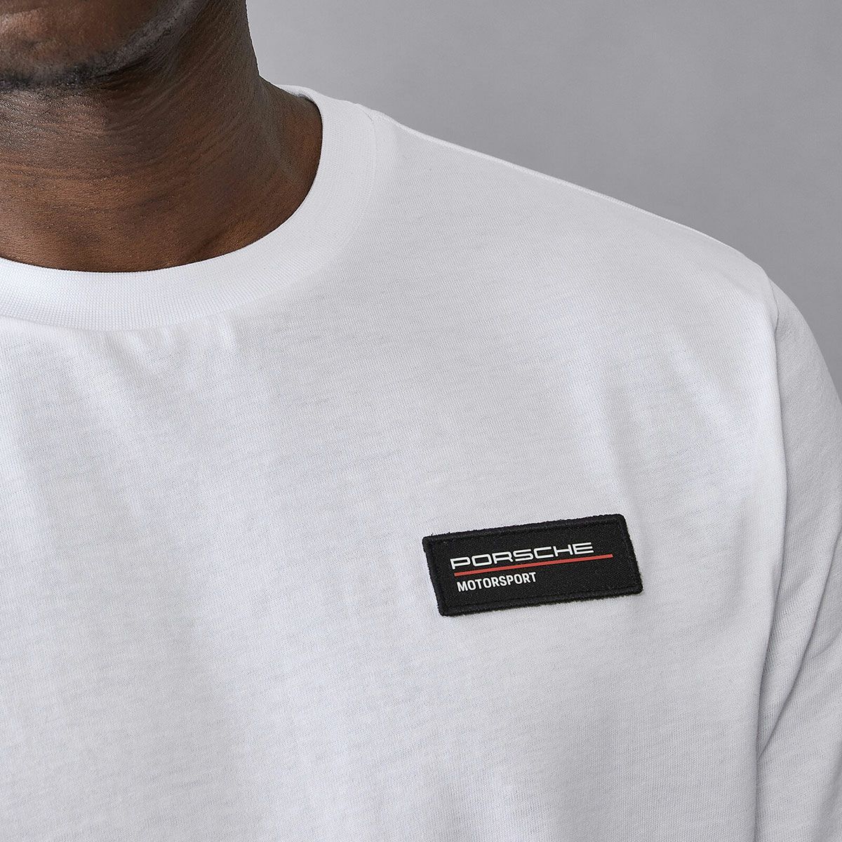 PORSCHE｜ポルシェ モータースポーツ FW ロゴ Tシャツ｜ホワイト｜モデル着用
