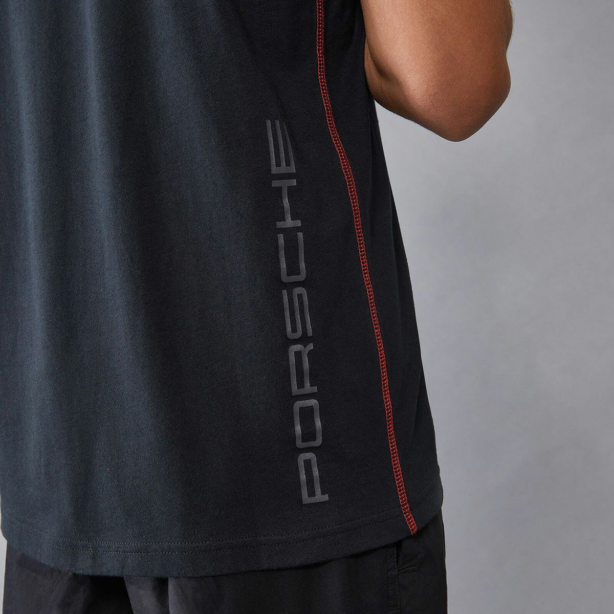 PORSCHE｜ポルシェ モータースポーツ FW ロゴ Tシャツ｜ブラック｜モデル着用