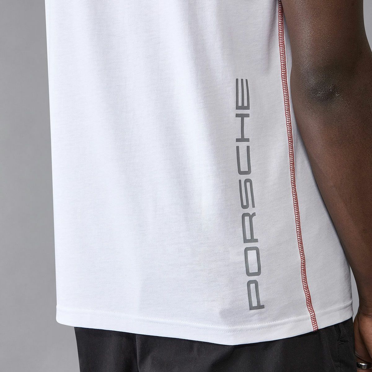 PORSCHE｜ポルシェ モータースポーツ FW ロゴ Tシャツ｜ホワイト｜モデル着用