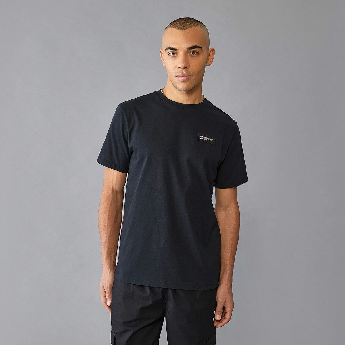 PORSCHE｜ポルシェ モータースポーツ FW ロゴ Tシャツ｜ブラック｜モデル着用