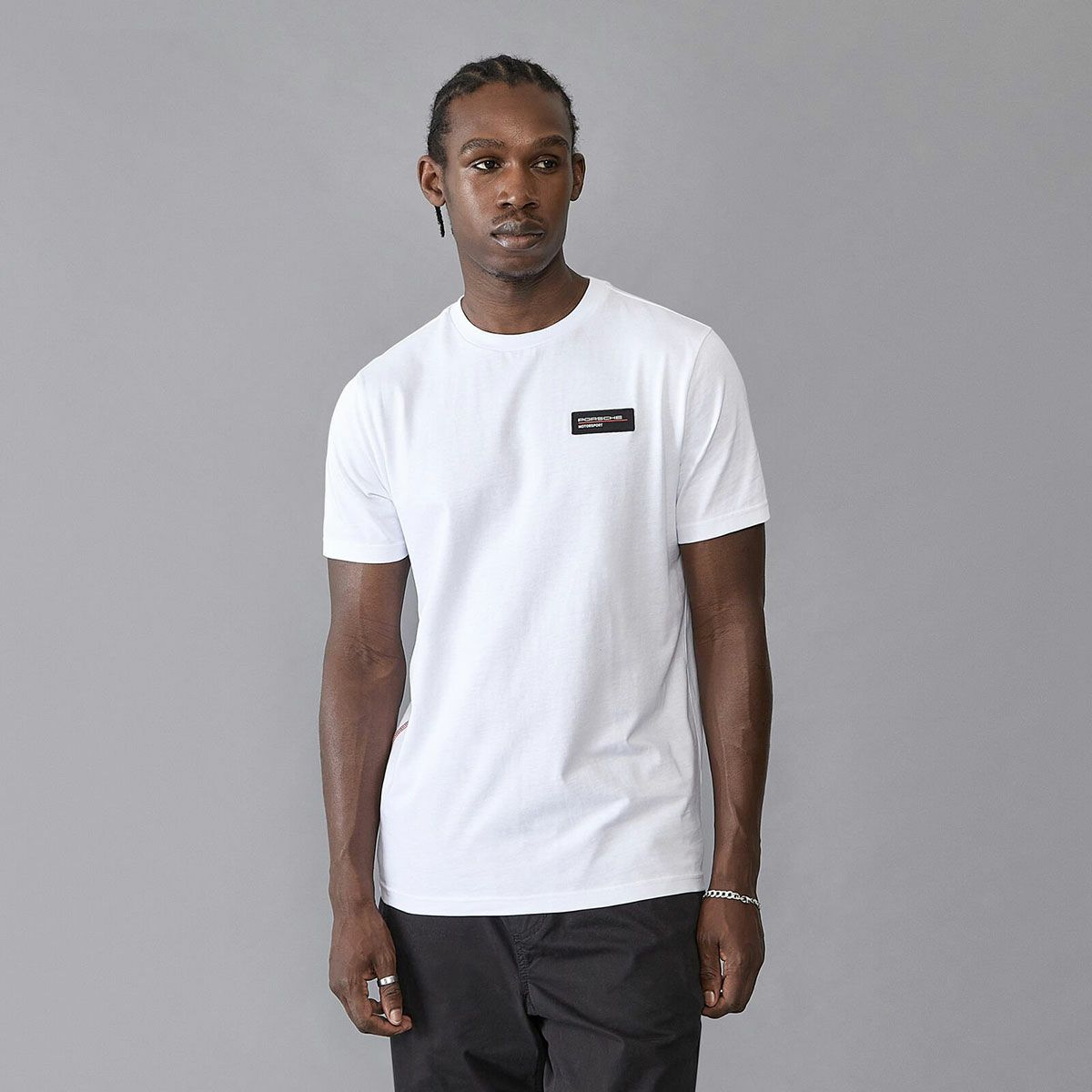 PORSCHE｜ポルシェ モータースポーツ FW ロゴ Tシャツ｜ホワイト｜モデル着用