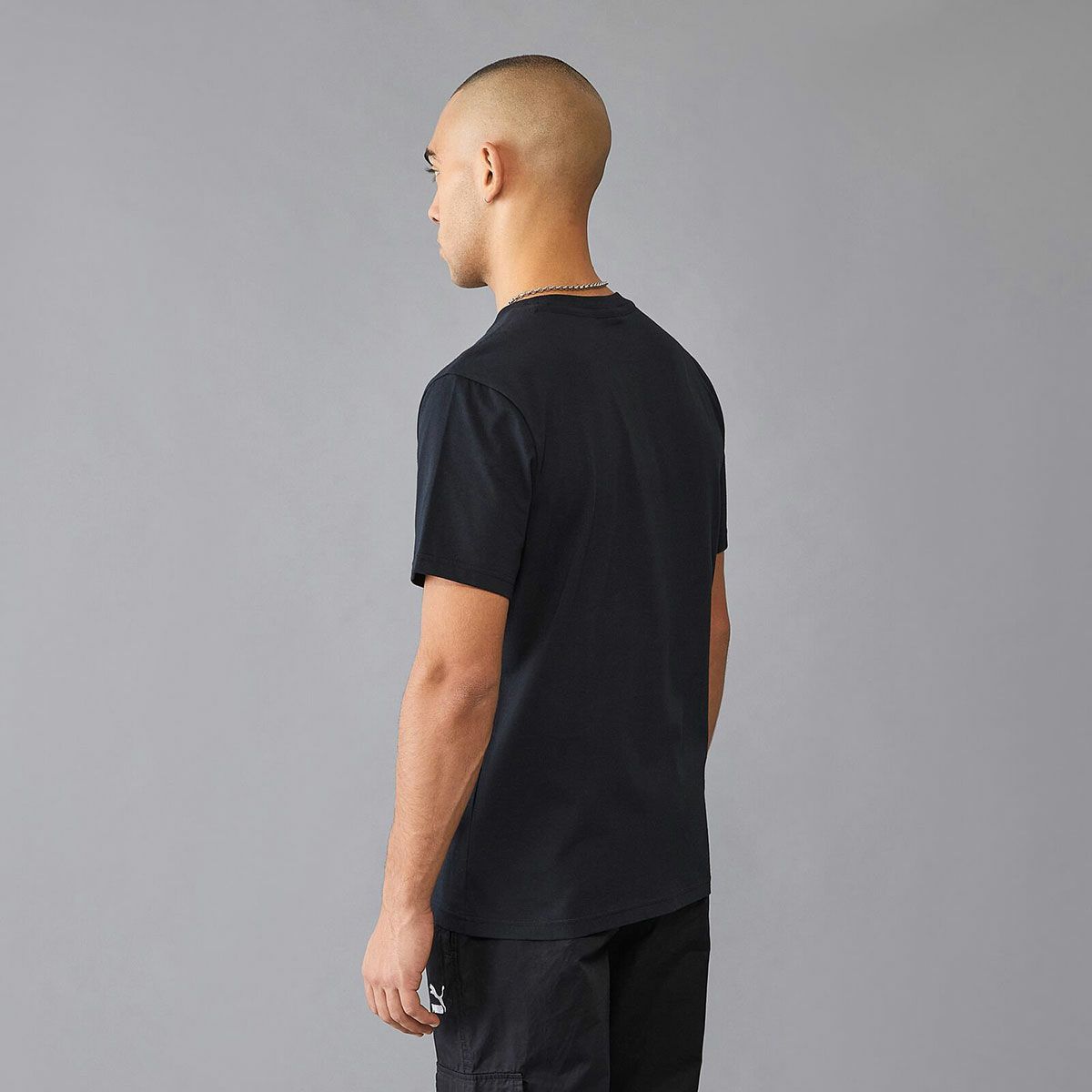 PORSCHE｜ポルシェ モータースポーツ FW ロゴ Tシャツ｜ブラック｜モデル着用