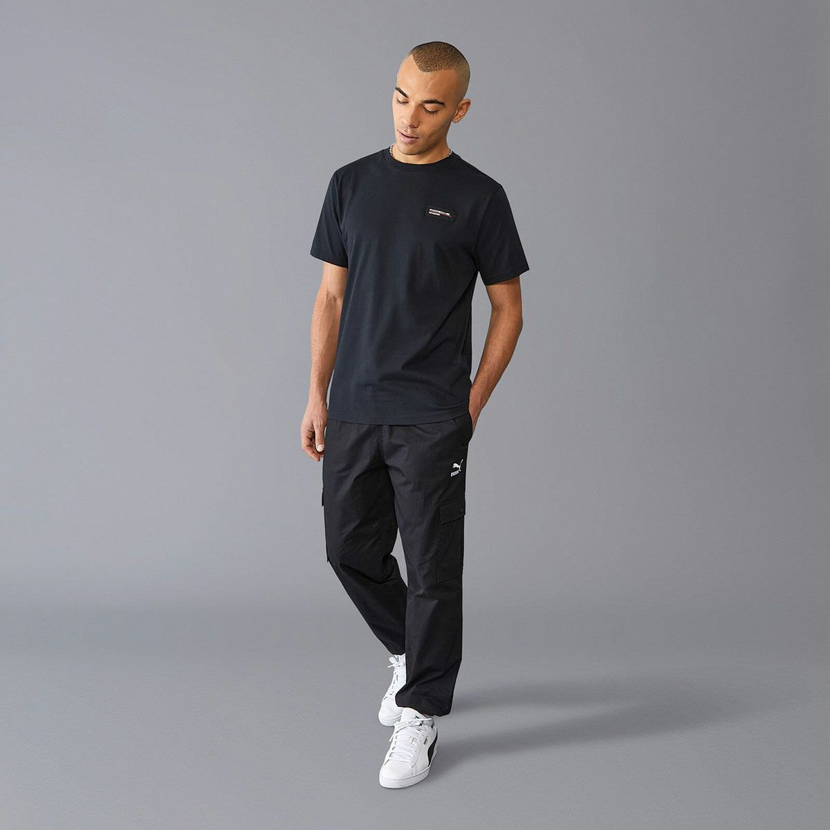 PORSCHE｜ポルシェ モータースポーツ FW ロゴ Tシャツ｜ブラック｜モデル着用