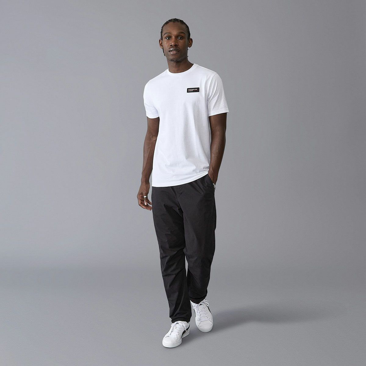 PORSCHE｜ポルシェ モータースポーツ FW ロゴ Tシャツ｜ホワイト｜モデル着用