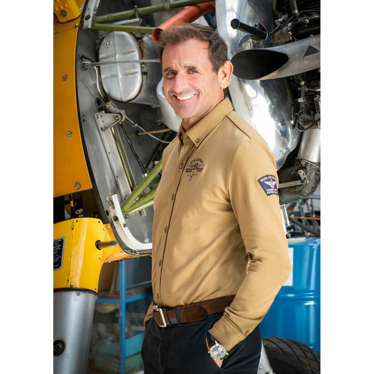 BARNSTORMER｜Stearman ”Barbers Point HONOLULU” ロングスリーブ シャツ｜ベージュ｜モデル着用