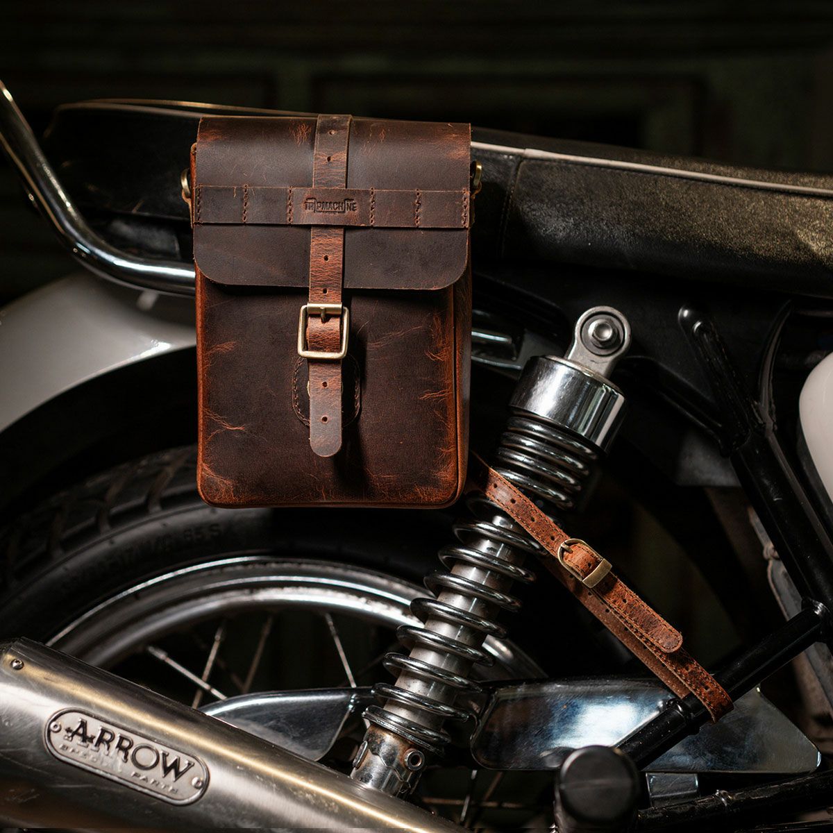 Trip Machine｜モト スリング バッグ｜サイドバッグ｜コニャック｜使用イメージ