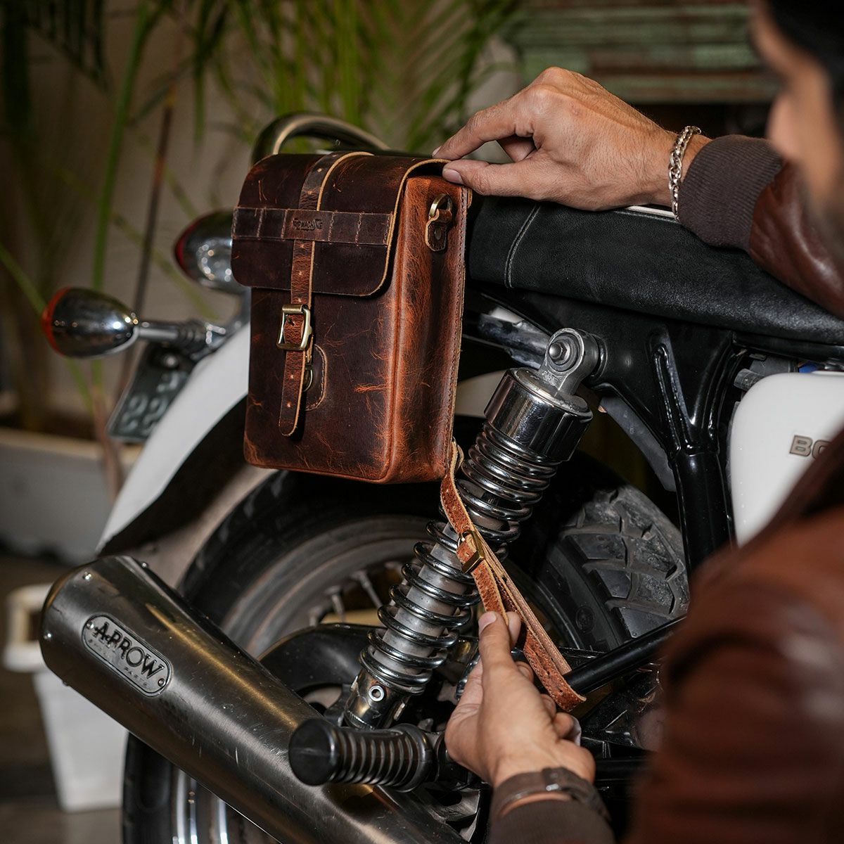 Trip Machine｜モト スリング バッグ｜サイドバッグ｜コニャック｜使用イメージ