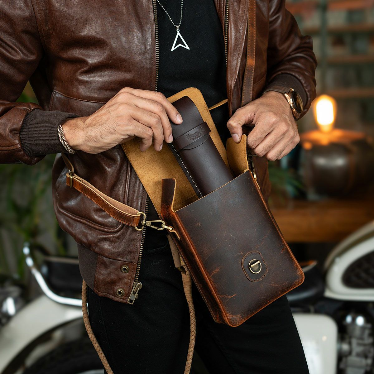 Trip Machine｜モト スリング バッグ｜サイドバッグ｜コニャック｜使用イメージ