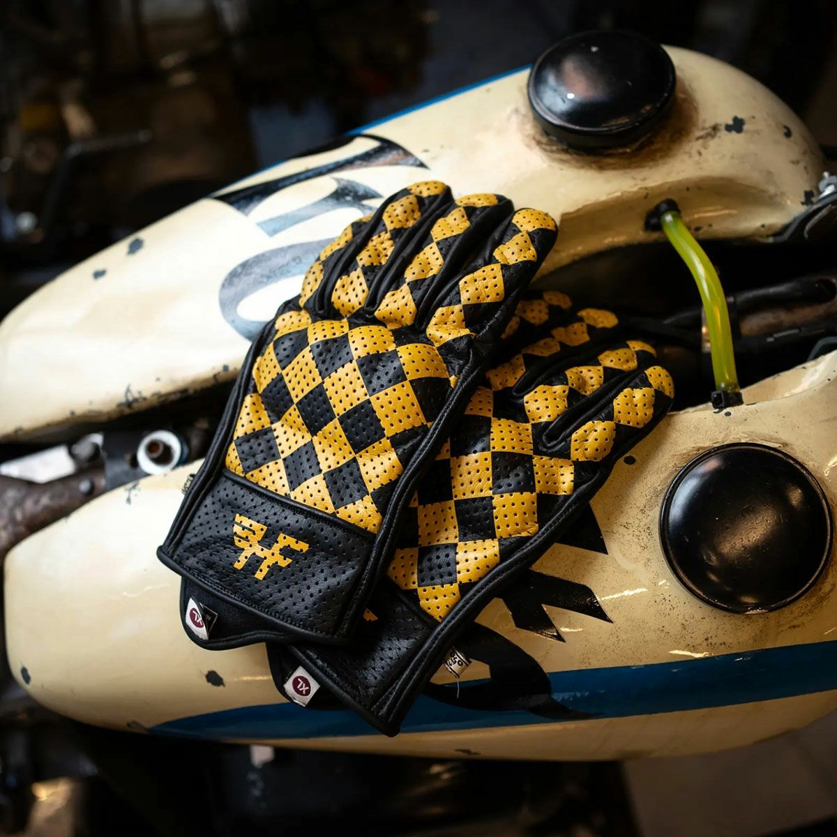 HolyFreedom｜ブリット グローブ｜3シーズン｜イエロー｜モデル着用