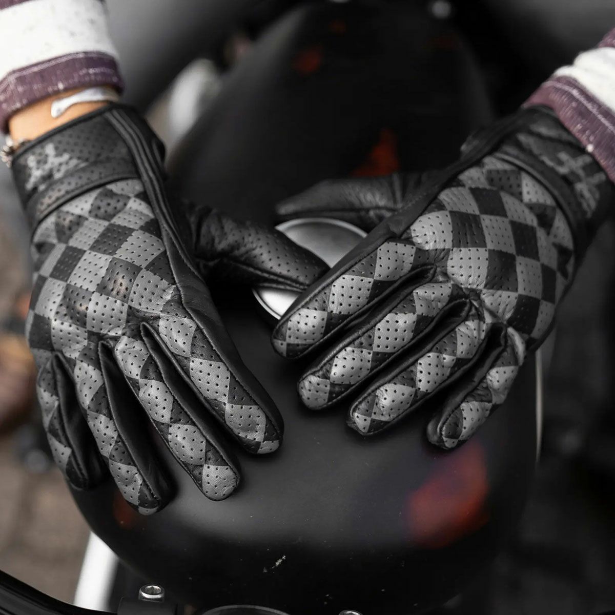 HolyFreedom｜ブリット グローブ｜3シーズン｜ブルー｜モデル着用