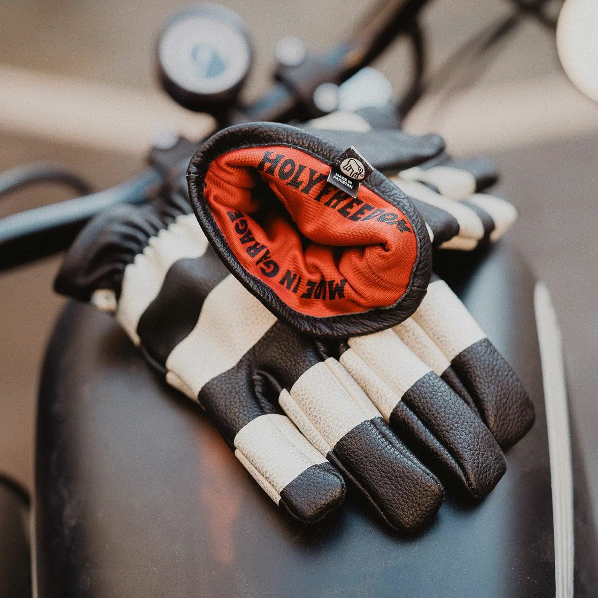 HolyFreedom｜ピット グローブ｜3シーズン｜ホワイト×ブラック｜モデル着用