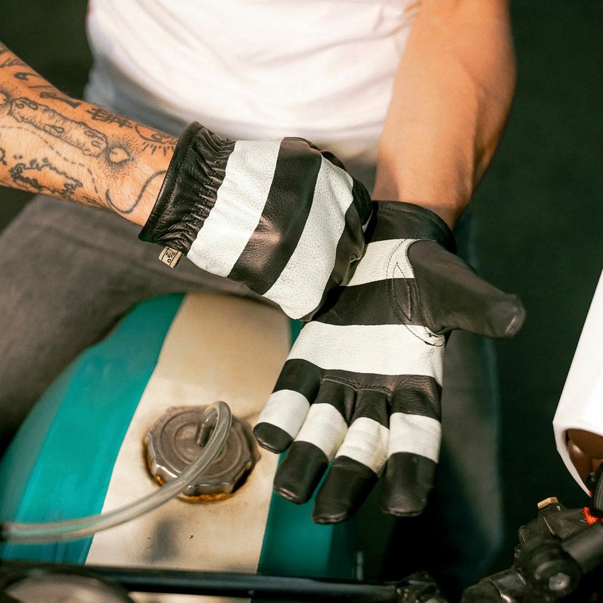 HolyFreedom｜ピット グローブ｜3シーズン｜ホワイト×ブラック｜モデル着用