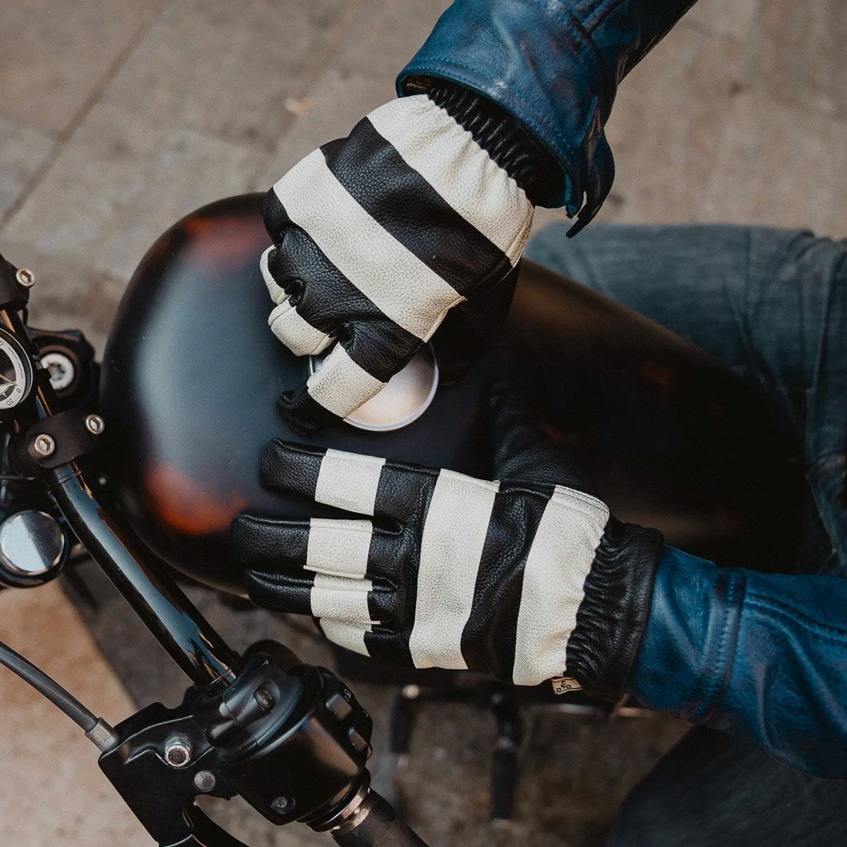 HolyFreedom｜ピット グローブ｜3シーズン｜ホワイト×ブラック｜モデル着用