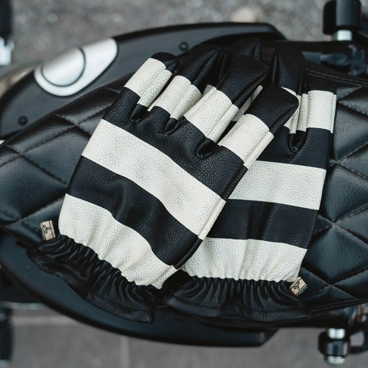 HolyFreedom｜ピット グローブ｜3シーズン｜ホワイト×ブラック｜モデル着用