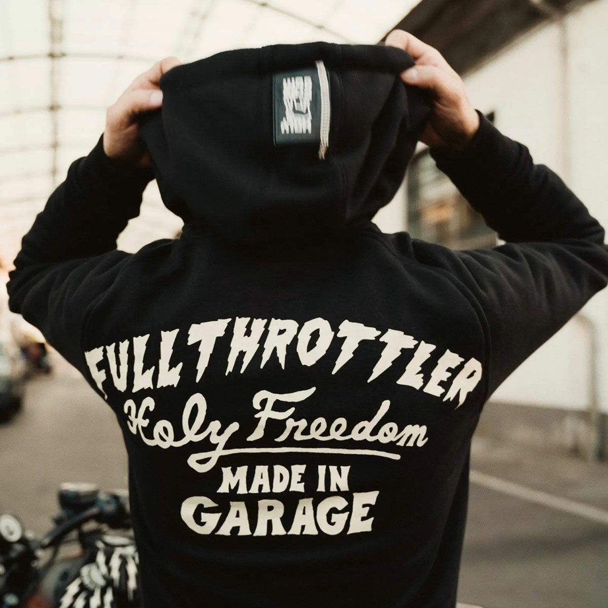 HolyFreedom｜ジャパン ドリーム スウェットシャツ｜フーディ｜ブラック｜モデル着用