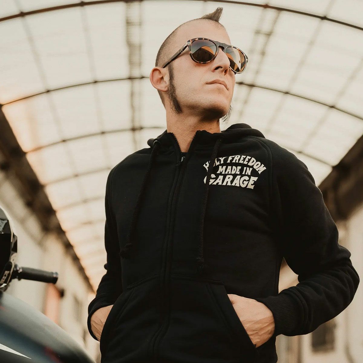 HolyFreedom｜ジャパン ドリーム スウェットシャツ｜フーディ｜ブラック｜モデル着用