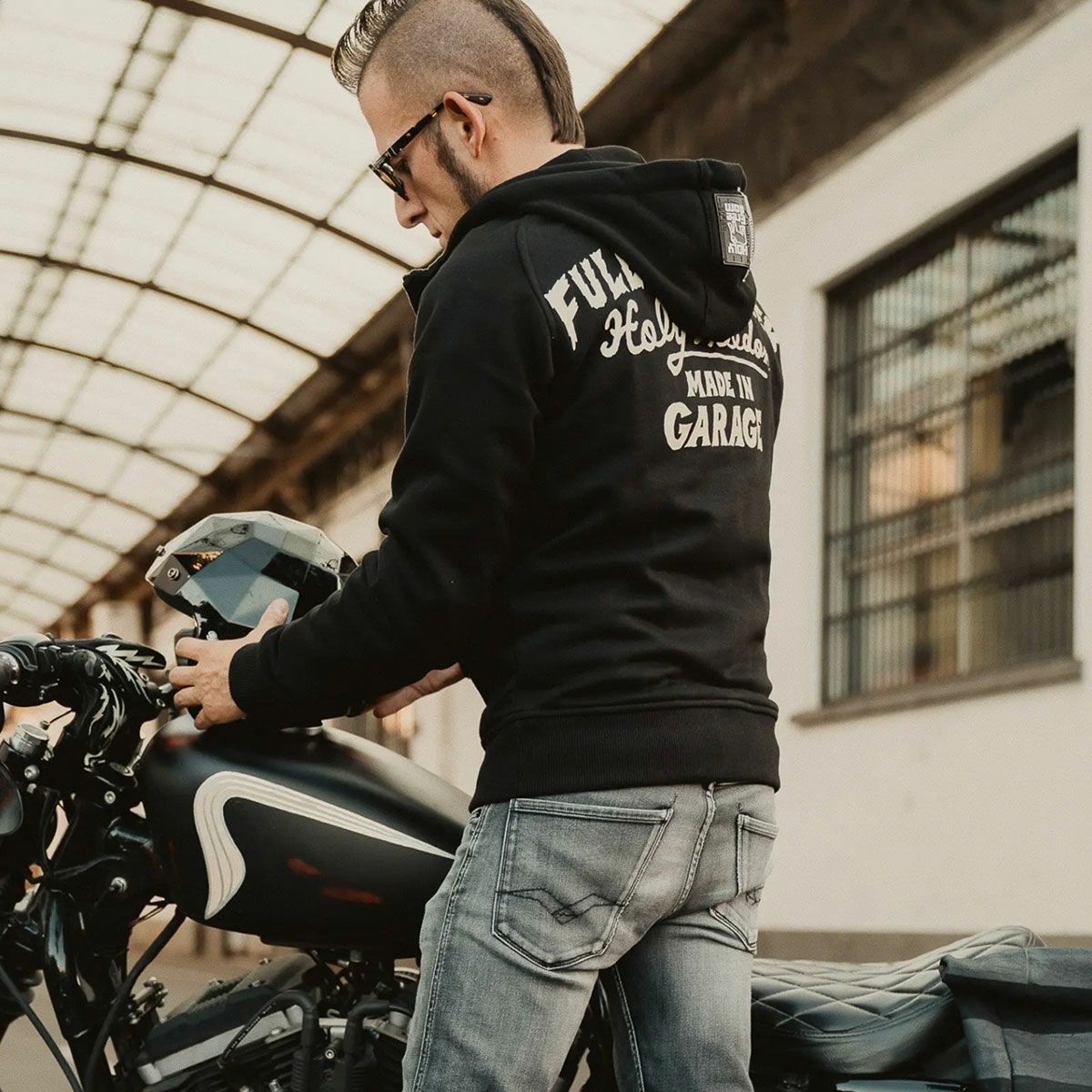 HolyFreedom｜ジャパン ドリーム スウェットシャツ｜フーディ｜ブラック｜モデル着用