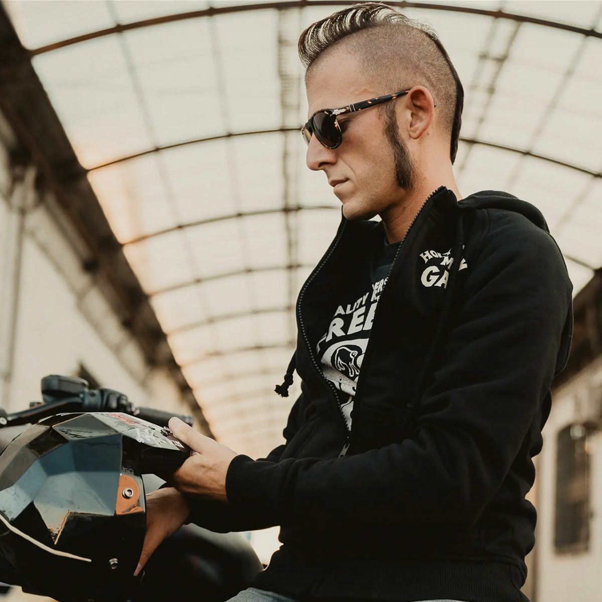 HolyFreedom｜ジャパン ドリーム スウェットシャツ｜フーディ｜ブラック｜モデル着用