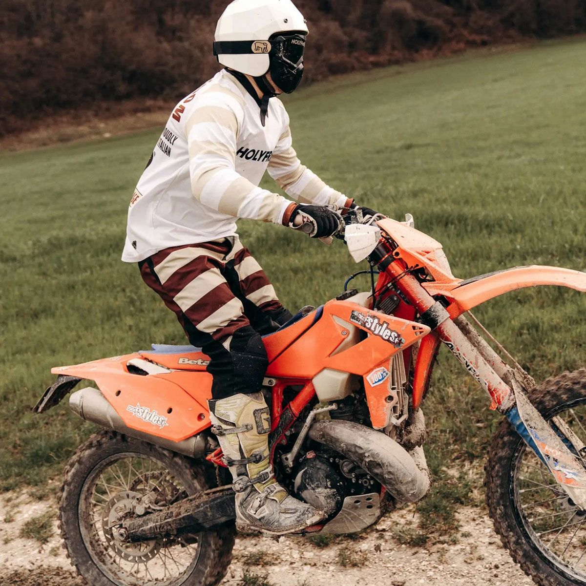 HolyFreedom｜マッド ボルドー トラウザー｜その他パンツ｜ボルドー｜モデル着用