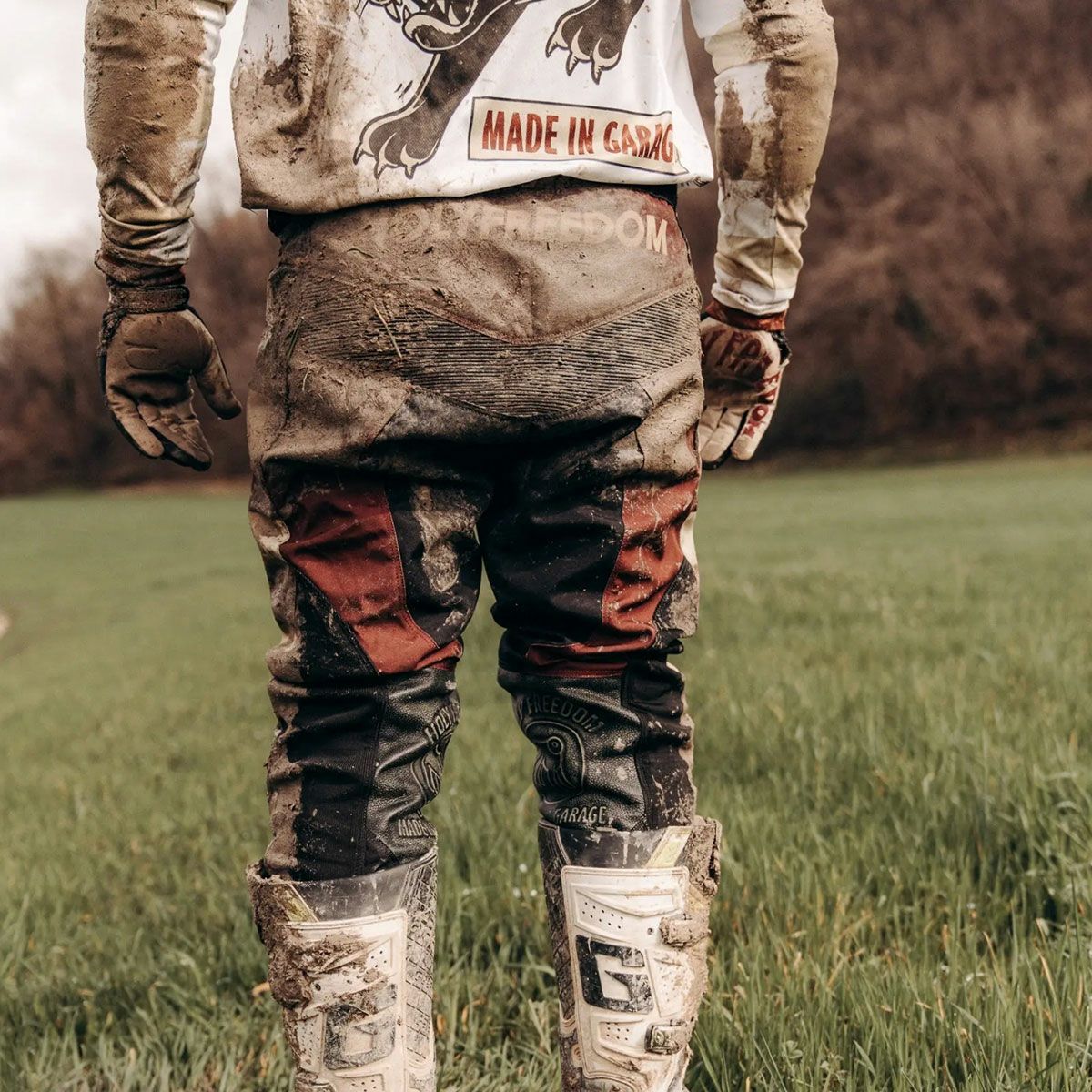 HolyFreedom｜マッド ボルドー トラウザー｜その他パンツ｜ボルドー｜モデル着用