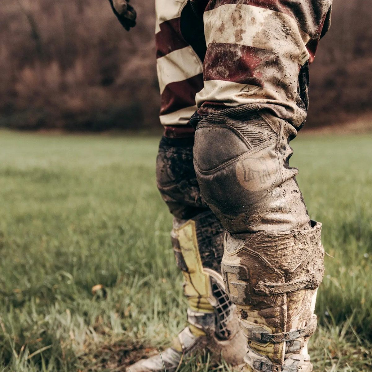 HolyFreedom｜マッド ボルドー トラウザー｜その他パンツ｜ボルドー｜モデル着用