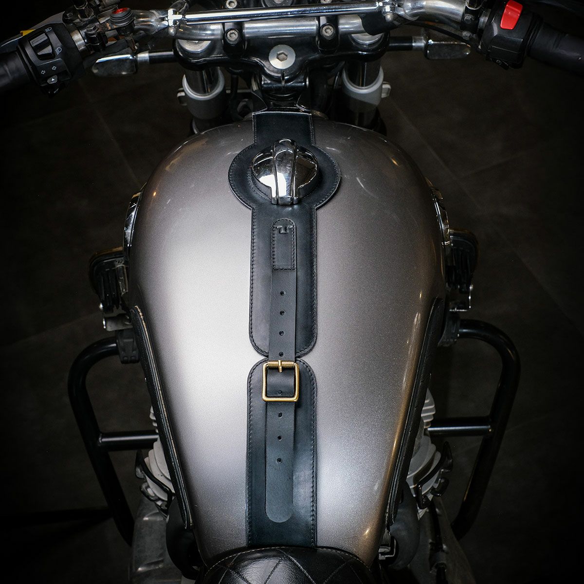 Trip Machine｜MOTO エクスクルーシブ タンクストラップ for INT650 / GT650｜その他雑貨｜ブラック｜使用イメージ