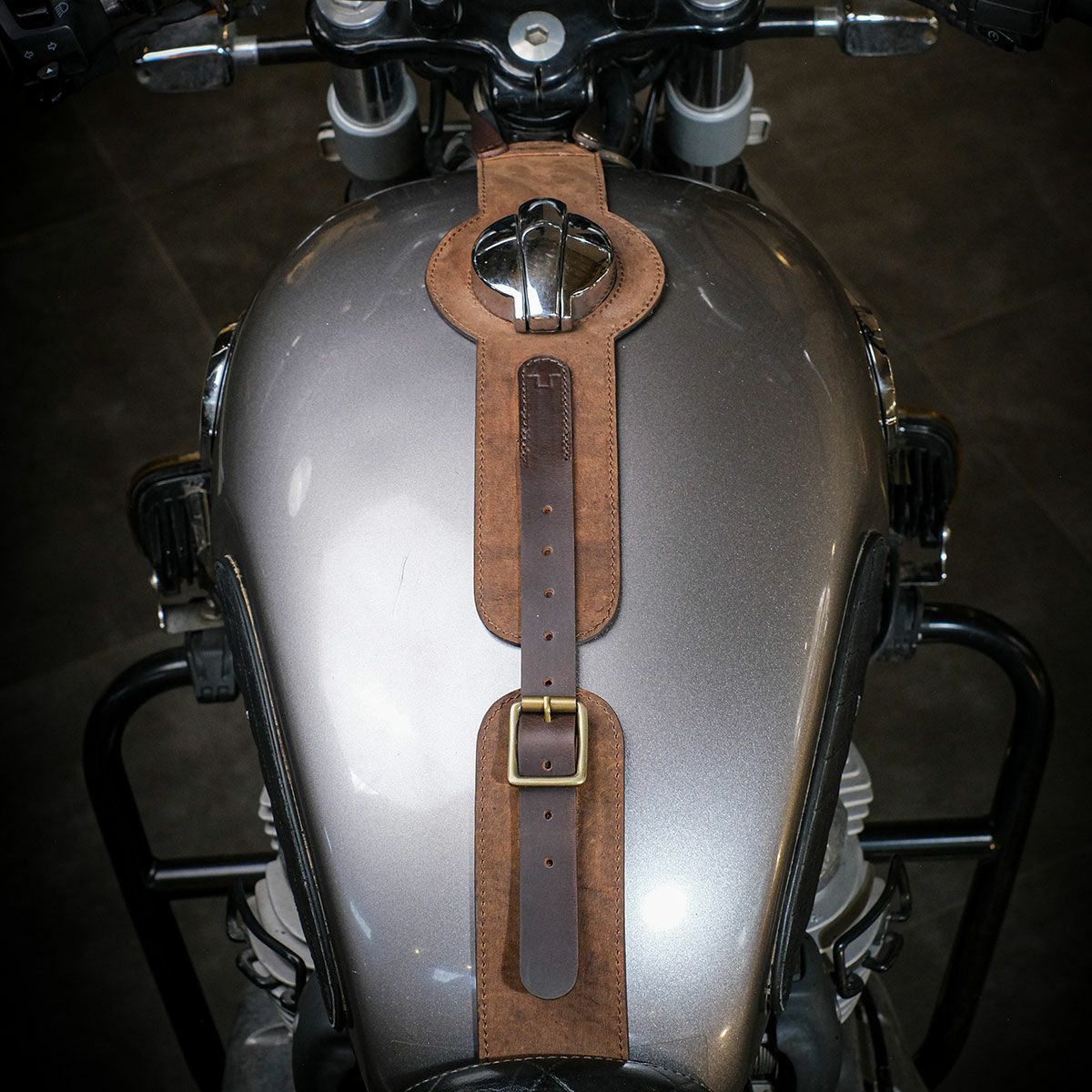 Trip Machine｜MOTO エクスクルーシブ タンクストラップ for INT650 / GT650｜その他雑貨｜タバコブラウン｜使用イメージ