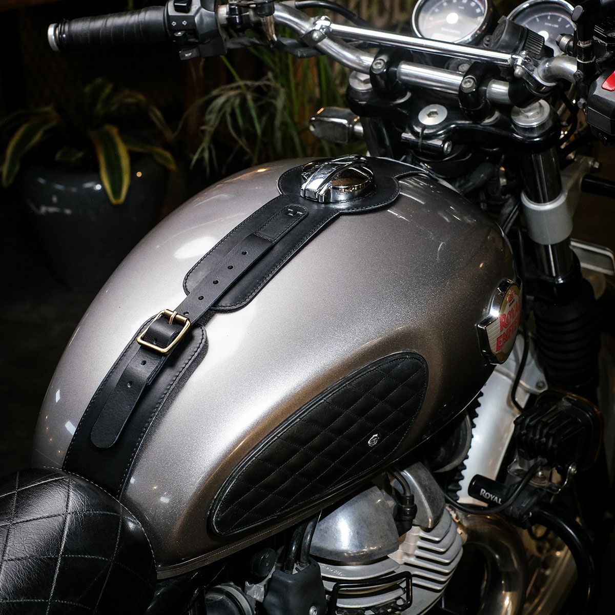 Trip Machine｜MOTO エクスクルーシブ タンクストラップ for INT650 / GT650｜その他雑貨｜ブラック｜使用イメージ