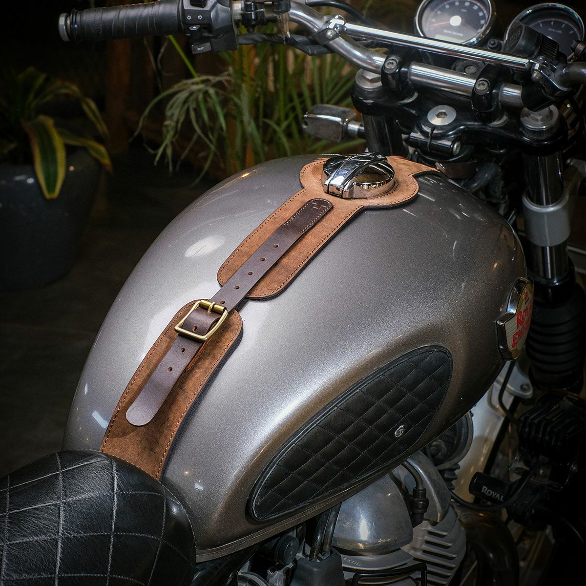 Trip Machine｜MOTO エクスクルーシブ タンクストラップ for INT650 / GT650｜その他雑貨｜タバコブラウン｜使用イメージ