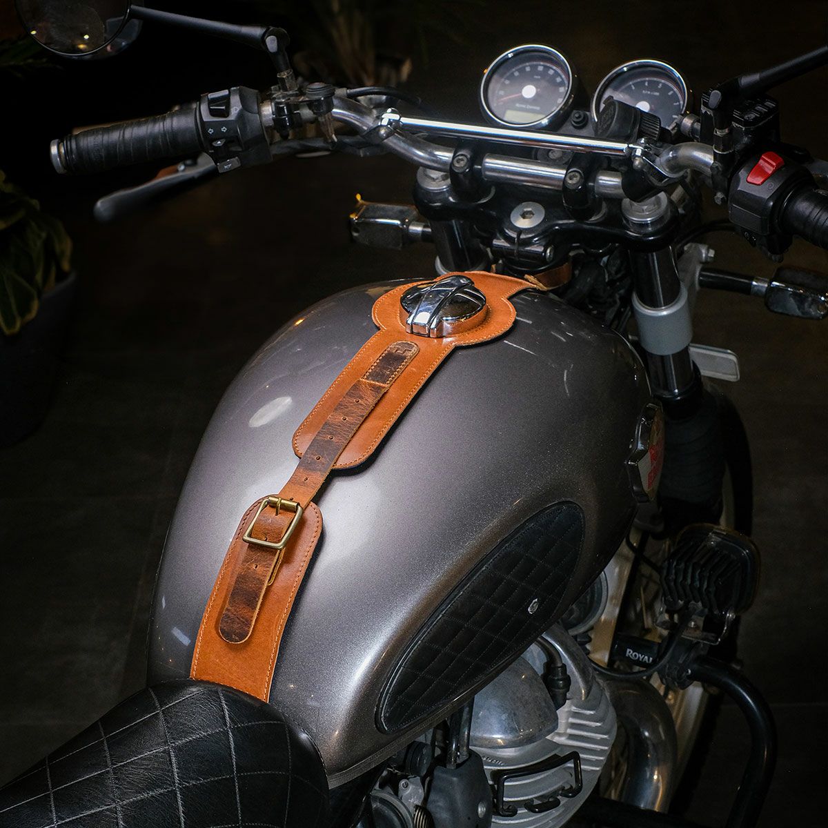 Trip Machine｜MOTO エクスクルーシブ タンクストラップ for INT650 / GT650｜その他雑貨｜ヴィンテージタン｜使用イメージ