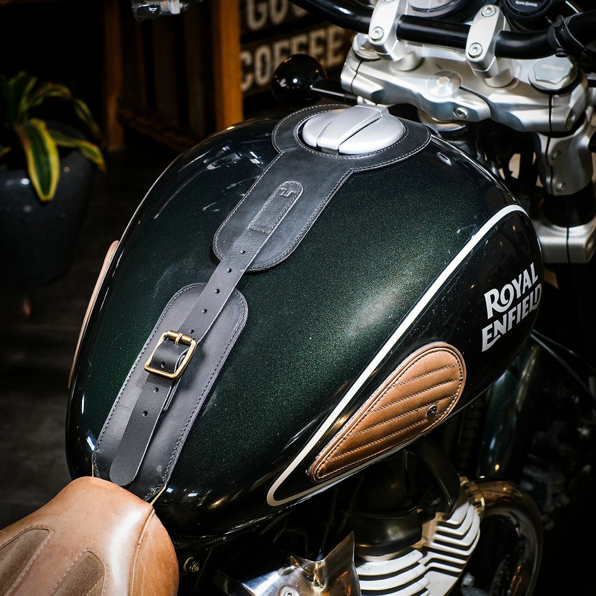 Trip Machine｜MOTO エクスクルーシブ タンクストラップ for SUPER METEOR / SHOTGUN650｜その他雑貨｜ブラック｜使用イメージ