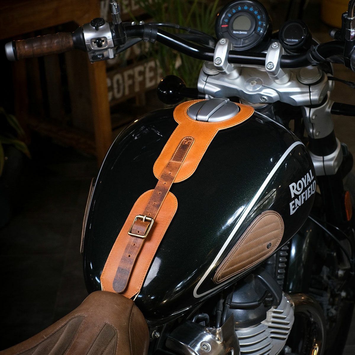 Trip Machine｜MOTO エクスクルーシブ タンクストラップ for SUPER METEOR / SHOTGUN650｜その他雑貨｜ヴィンテージタン｜使用イメージ