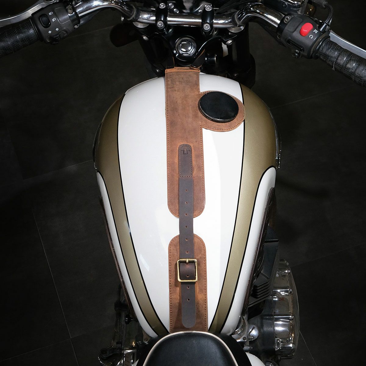 Trip Machine｜MOTO エクスクルーシブ タンクストラップ for トライアンフ｜その他雑貨｜タバコブラウン｜使用イメージ