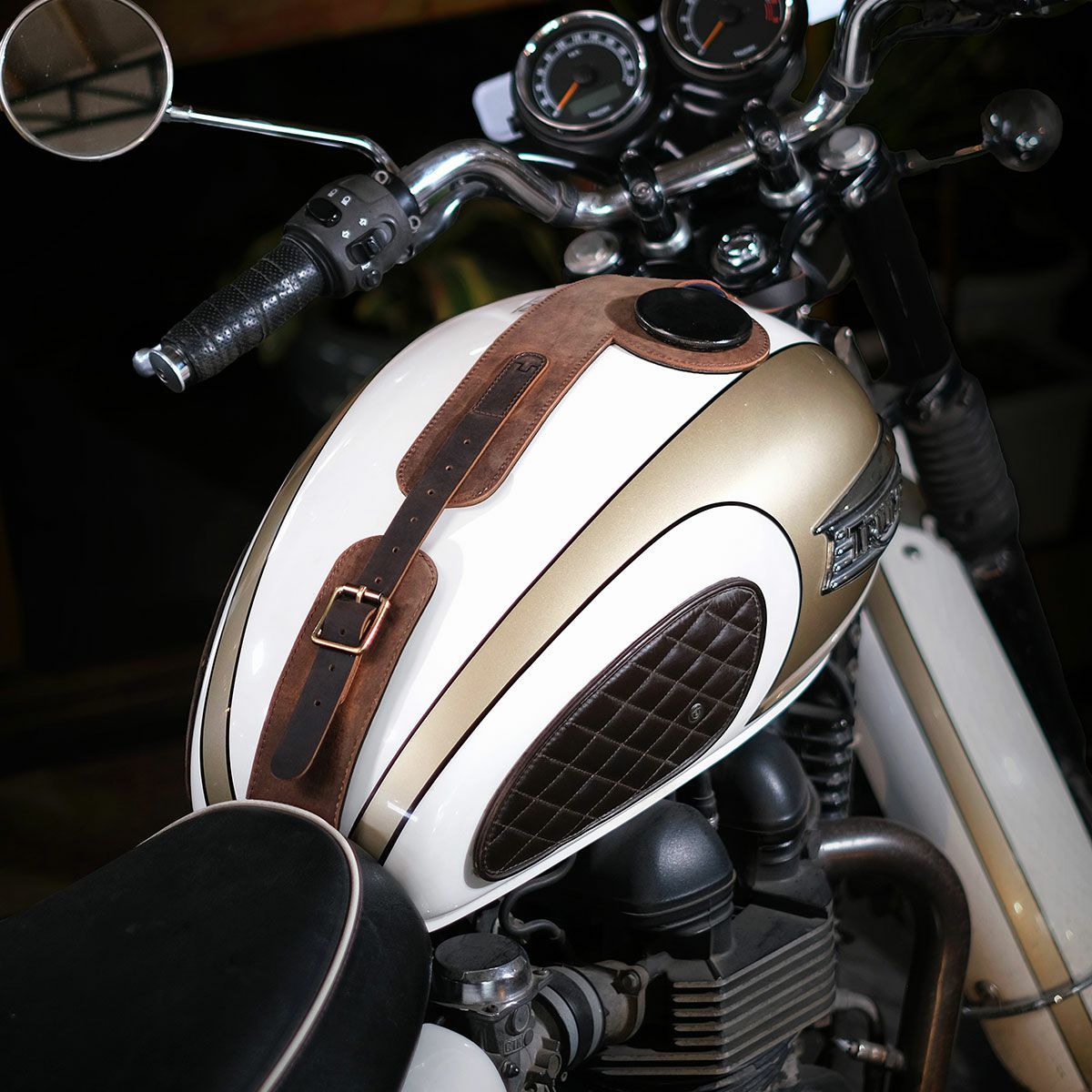 Trip Machine｜MOTO エクスクルーシブ タンクストラップ for トライアンフ｜その他雑貨｜タバコブラウン｜使用イメージ