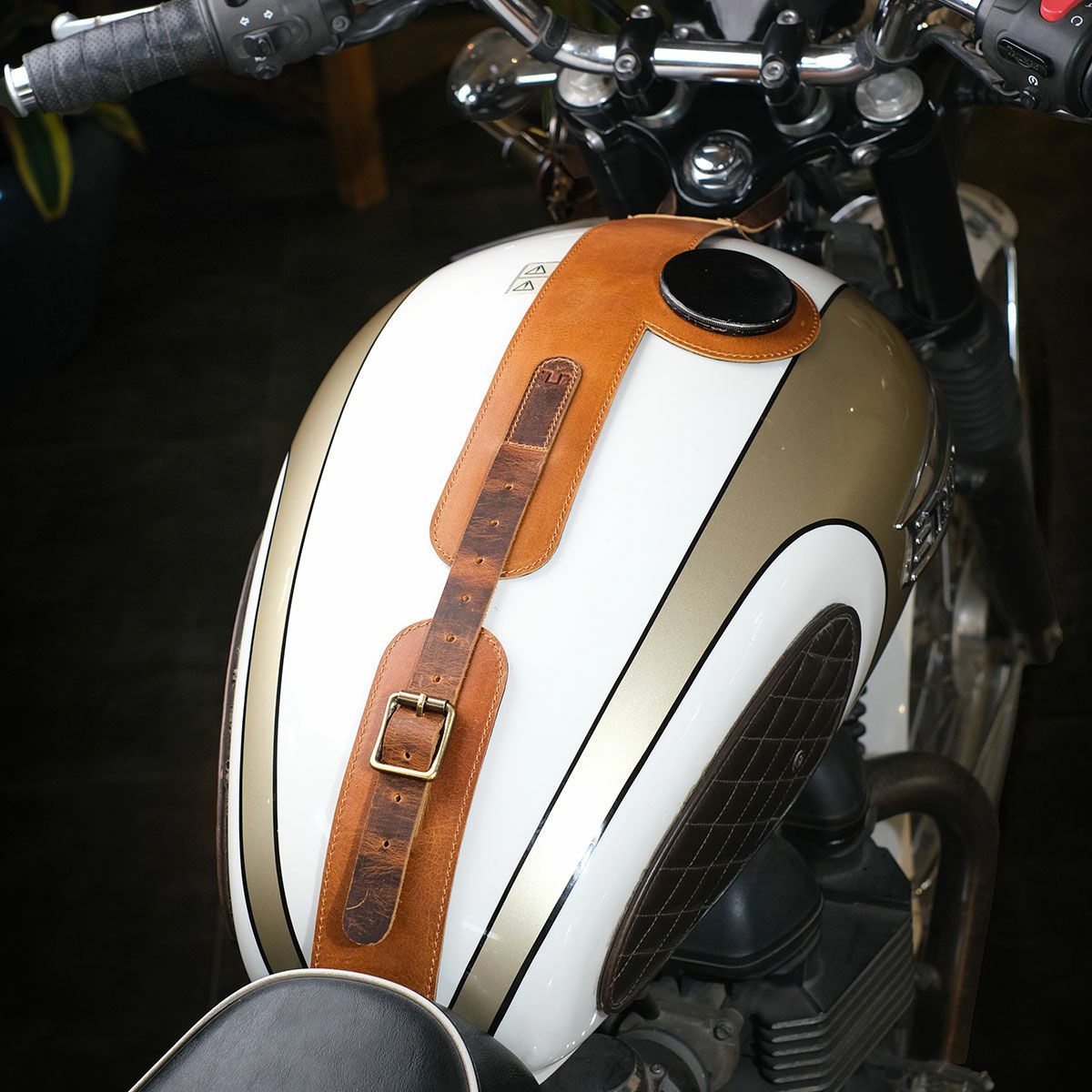 Trip Machine｜MOTO エクスクルーシブ タンクストラップ for トライアンフ｜その他雑貨｜ヴィンテージタン｜使用イメージ