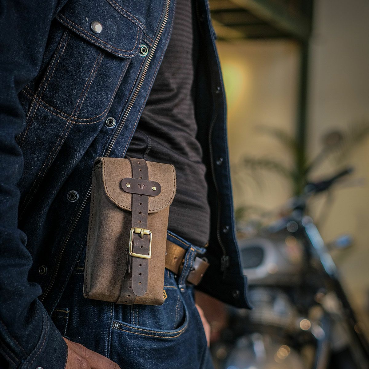 Trip Machine｜MOTO エクスクルーシブ ユーティリティポーチ｜その他バッグ｜タバコブラウン｜使用イメージ