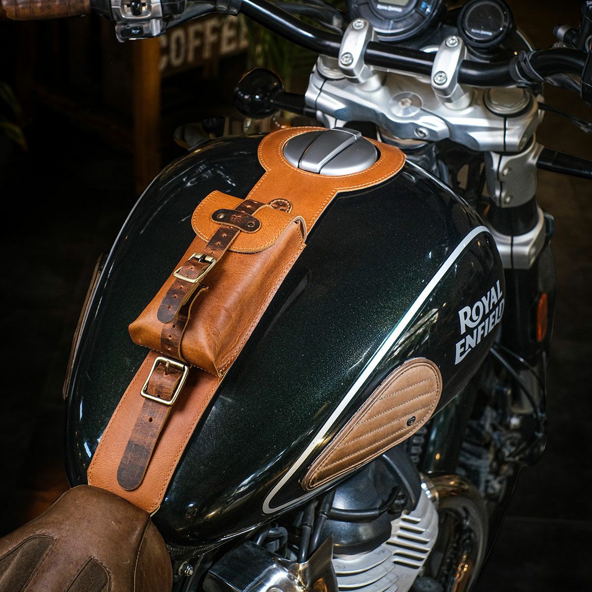 Trip Machine｜MOTO エクスクルーシブ ユーティリティポーチ｜その他バッグ｜ヴィンテージタン｜使用イメージTrip Machine｜MOTO エクスクルーシブ ユーティリティポーチ｜その他バッグ｜ヴィンテージタン｜使用イメージ