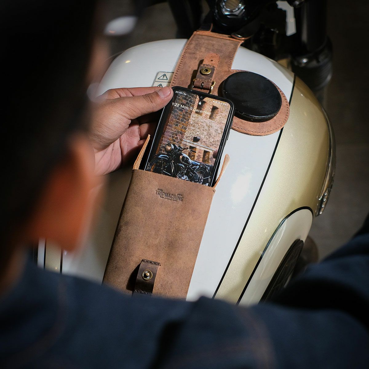 Trip Machine｜MOTO エクスクルーシブ ユーティリティポーチ｜その他バッグ｜タバコブラウン｜使用イメージ