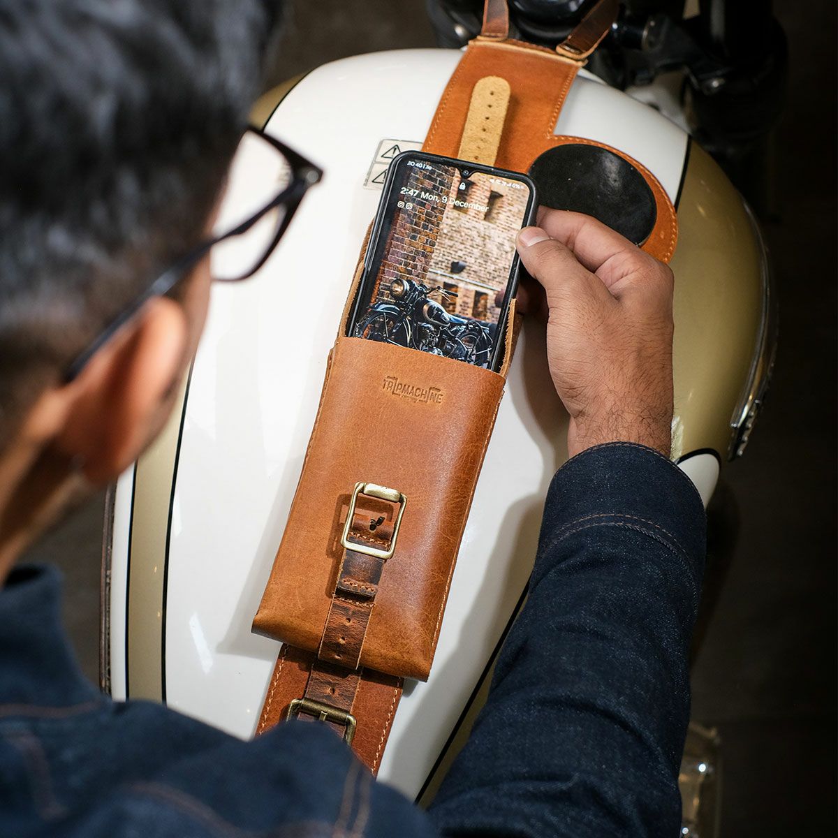 Trip Machine｜MOTO エクスクルーシブ ユーティリティポーチ｜その他バッグ｜ヴィンテージタン｜使用イメージ