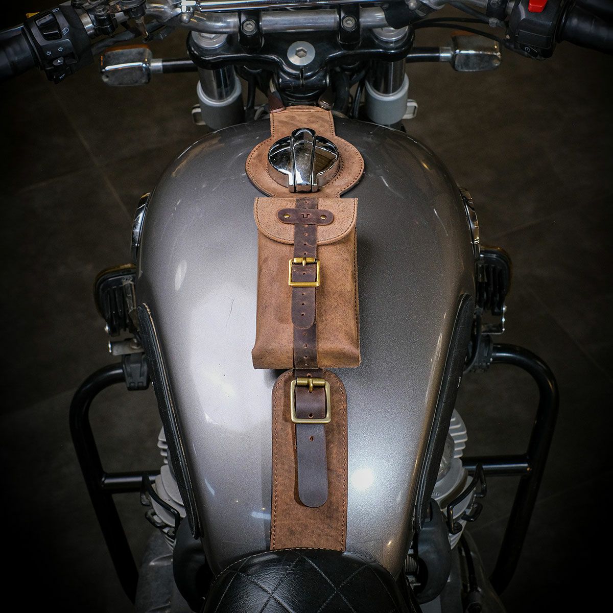 Trip Machine｜MOTO エクスクルーシブ ユーティリティポーチ｜その他バッグ｜タバコブラウン｜使用イメージ